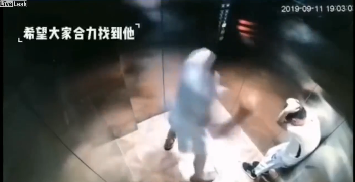 بالفيديو  ..  الصين  ..  اعتداء وحشي على طفل داخل مصعد