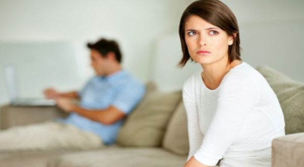 زوجي يعشق الفتيات و يتصل بهن  !!ماذا افعل