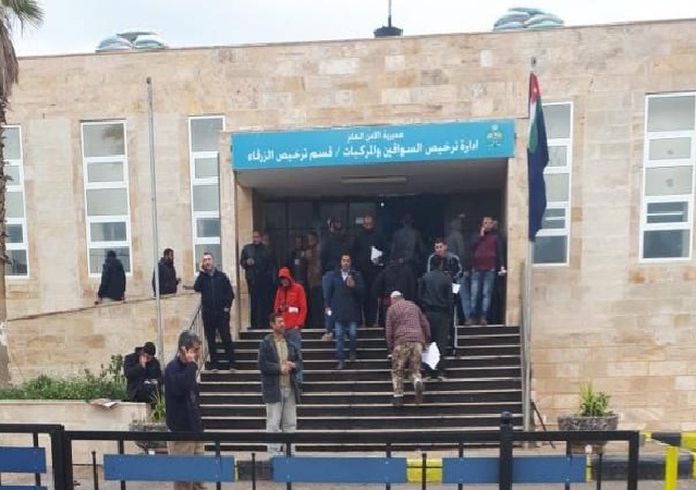 ضبط أحد المصابين بفيروس كورونا أثناء مراجعته لقسم ترخيص الزرقاء