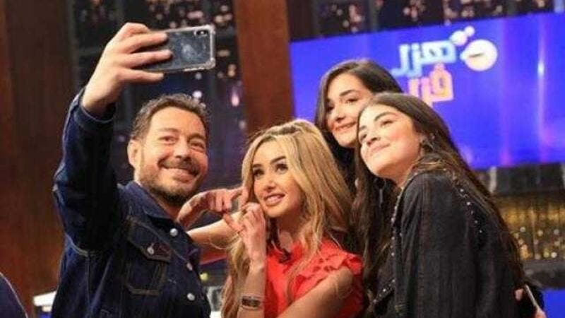بالفيديو  ..  أحمد زاهر يكشف السبب الذي دفعه لمنع بناته من التمثيل في فترة المراهقة