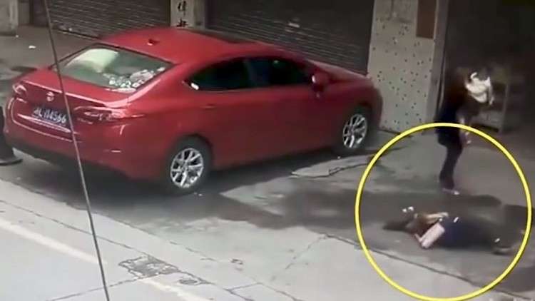 شاهد ..  حيوان يسقط فجأة على فتاة من الأعلى ويفقدها وعيها