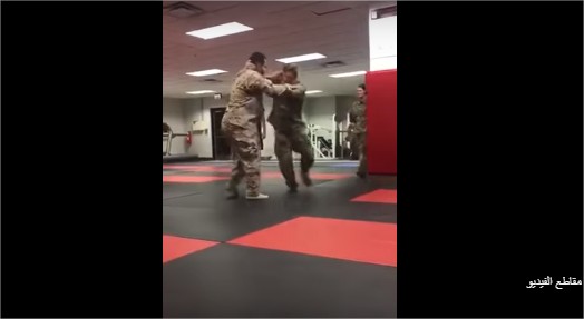 بالفيديو  :جندي سعودي يلقن جنديا أمريكيا من المارينز درسا لن ينساه