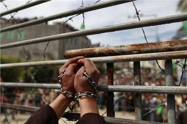 30 أسيرا فلسطينيا يواصلون إضرابهم عن الطعام في سجون الاحتلال