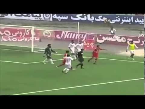 بالفيديو ..  لاعب إيراني يدخل الملعب من خلف المرمى ويمنع هدفاً محققاً
