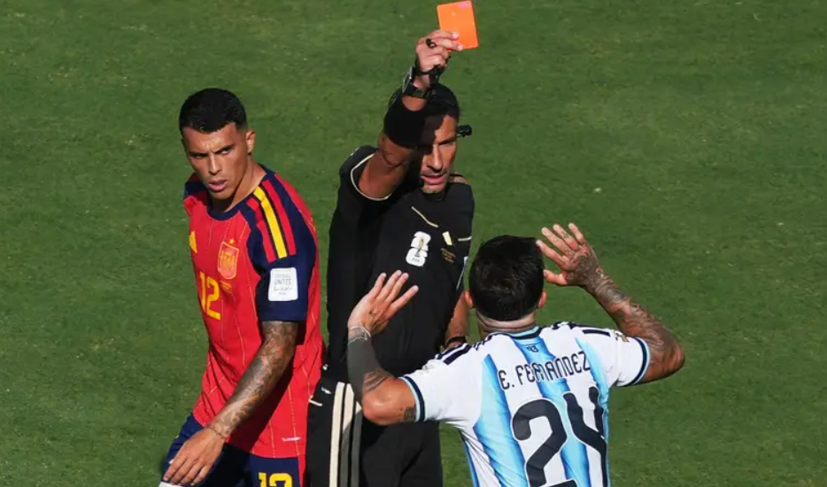 بعد أسبوع من إدارة نهائي كأس العالم ..  الحكم فينتشيتش يعلن اعتزاله