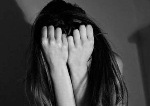 فتاة تكسر حاجز الصمت وتروي قصة إغتصابها من حارس بناية وحملها منه