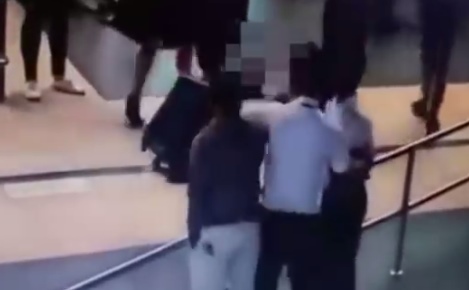 بالفيديو ..  موظفة مطار تتعرض للضرب من مسافرين تأخرا عن رحلتهما