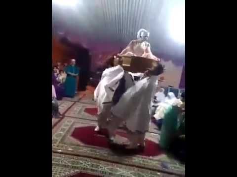 بالفيديو ..  موقف محرج لعروس أثناء حفل زفافها