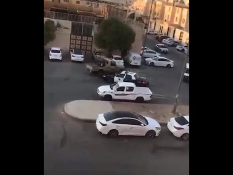  بالفيديو ..  قائد سيارة يسير عكس الطريق بالرياض يتفاجئ بدورية شرطة