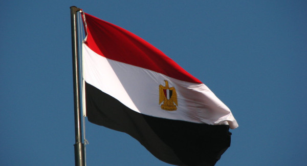 فنان شهير يغضب الشارع المصري: "الشعب المصري عظيم بأمارة إيه"؟