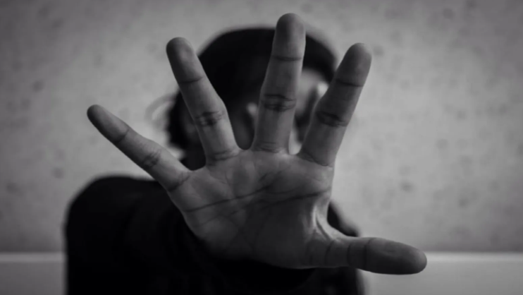 بسبب سوء معاملة أبي فقدت الثقة في نفسي ومن حولي، حتى خطيبي، فكيف أعود لذاتي؟