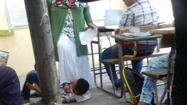 مصر: معلمة تضع قدمها فوق طالب ..  ووزارة التربية تحقق