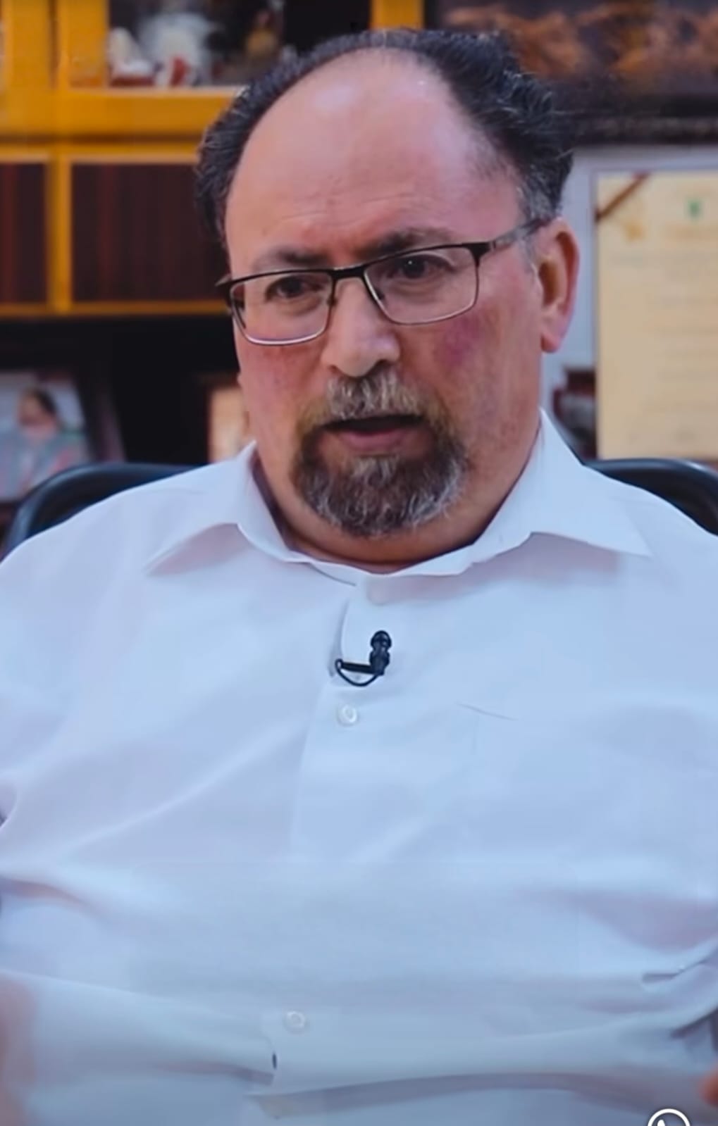 "أمي كانت تحملني على ظهرها إلى المدرسة" ..  د. حازم الحجازين يروي قصة صعوده من الإعاقة إلى التدريس الجامعي