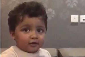 بالفيديو  ..  ردة فعل عفوية لطفل عند سؤاله عن اكثر شيء يحبه