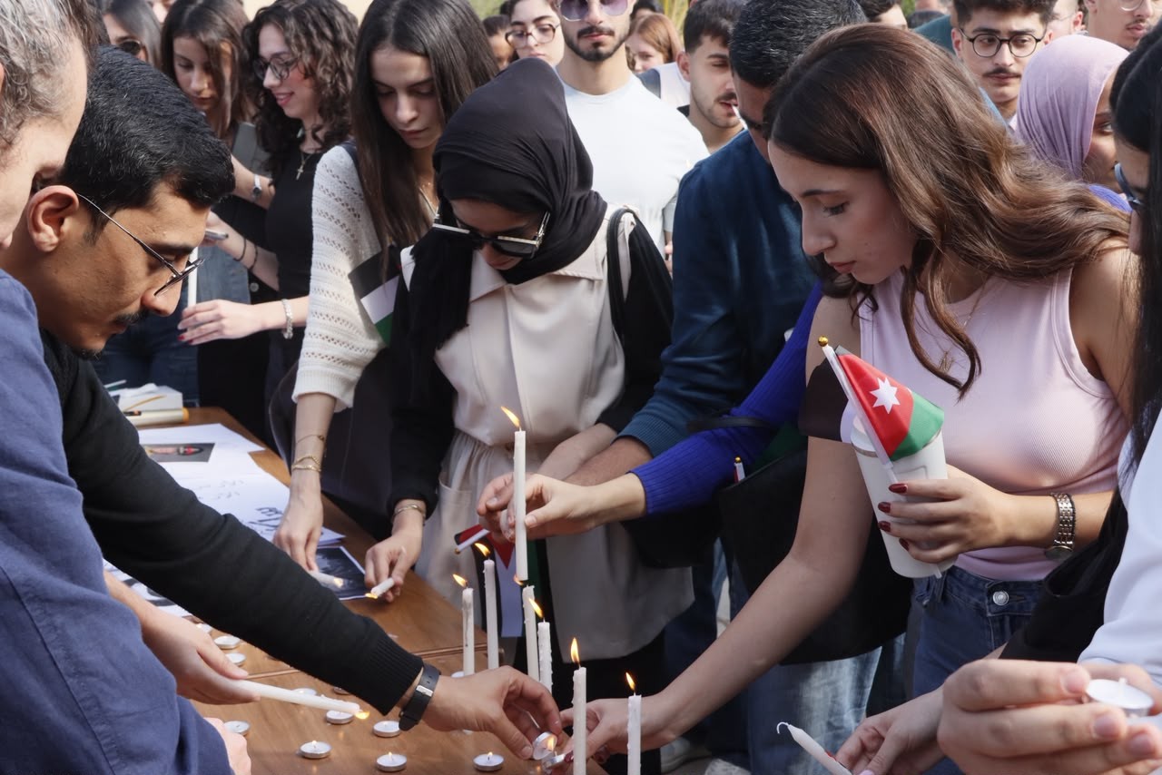 الجامعة الأميركية في مادبا تقيم وقفة تضامنية استذكاراً لشهداء حادثة الكرك الأليمة