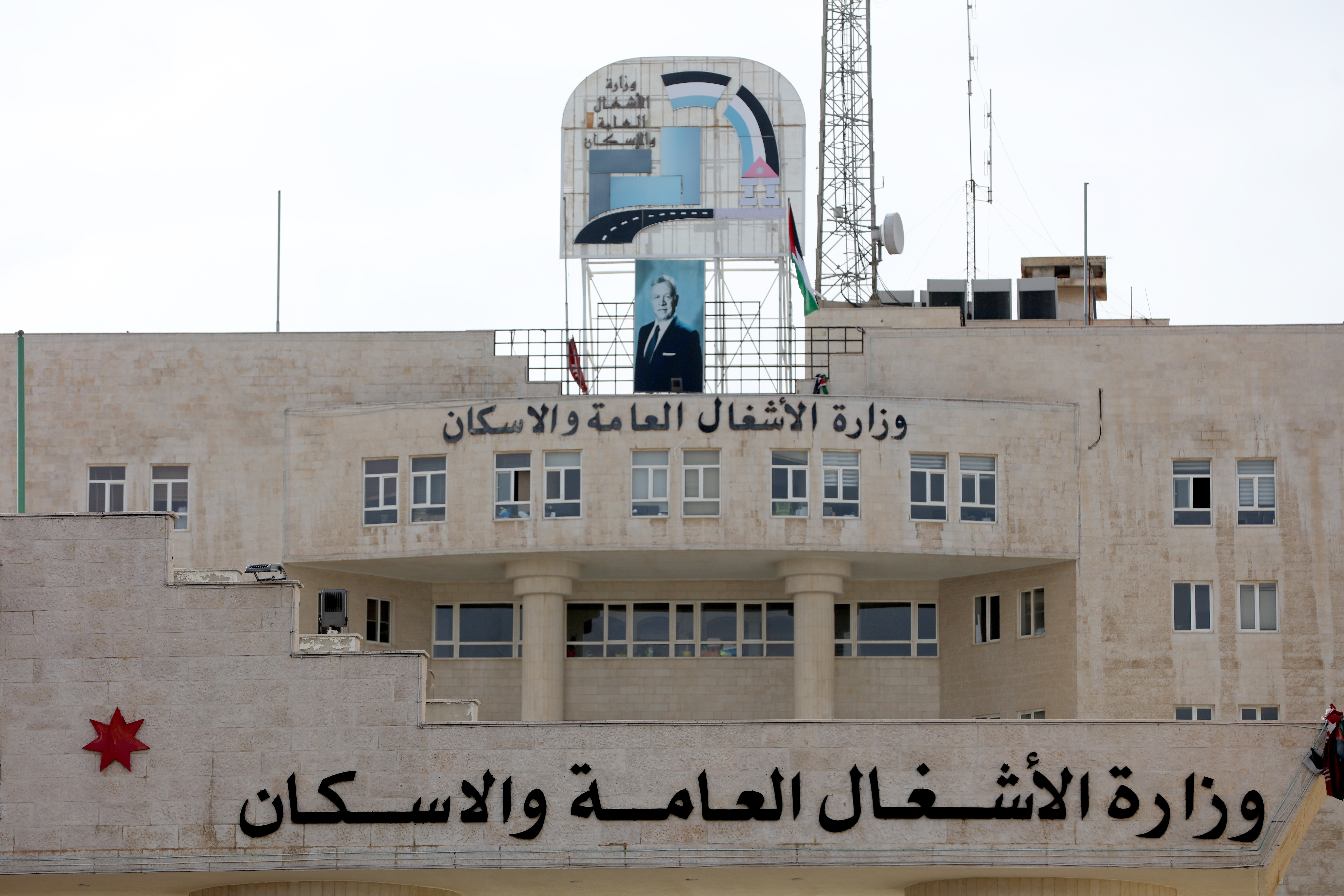 مهندسون يناشدون إنصافهم بعد صدور حكم قضائي لتعيينهم في "الأشغال"