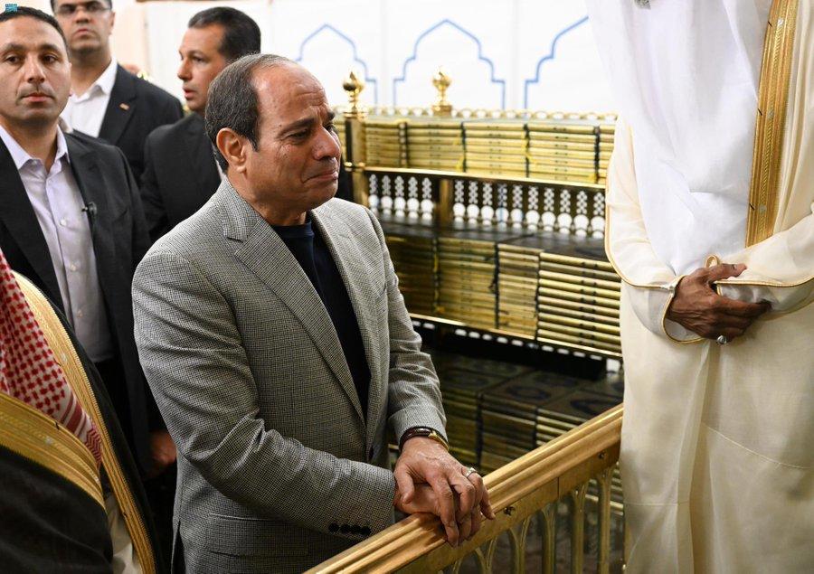 السيسي يبكي متأثرا في السعودية أمام قبر الرسول - صور 