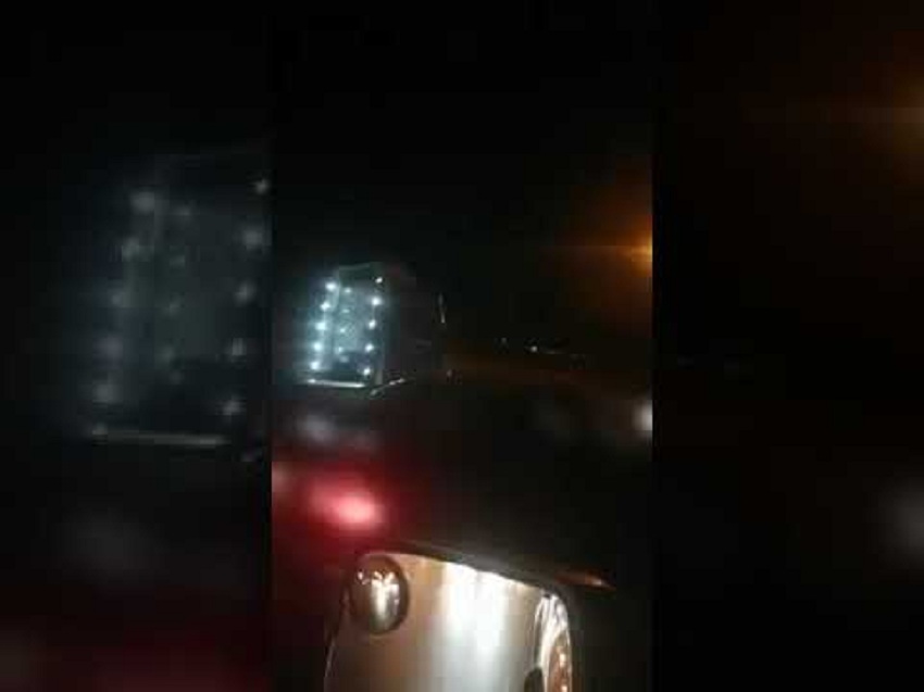 بالفيديو  ..  قيادة متهورة وازعاج الاخرين لعدد من الشاحنات على طريق المطار 