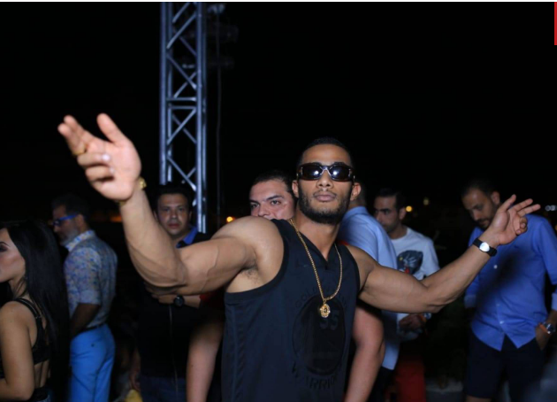  محمد رمضان بقميص إليسا الشفاف ..  والجمهور ينتقده: "أسوأ تنظيم"
