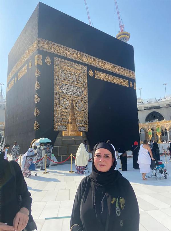 ماذا قالت إلهام شاهين بعد صورتها بجوار الكعبة؟