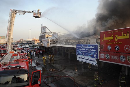 بالصور ..  السيطرة على حريق امتد لمساحة 2000 م2 في كراجات الشويخ