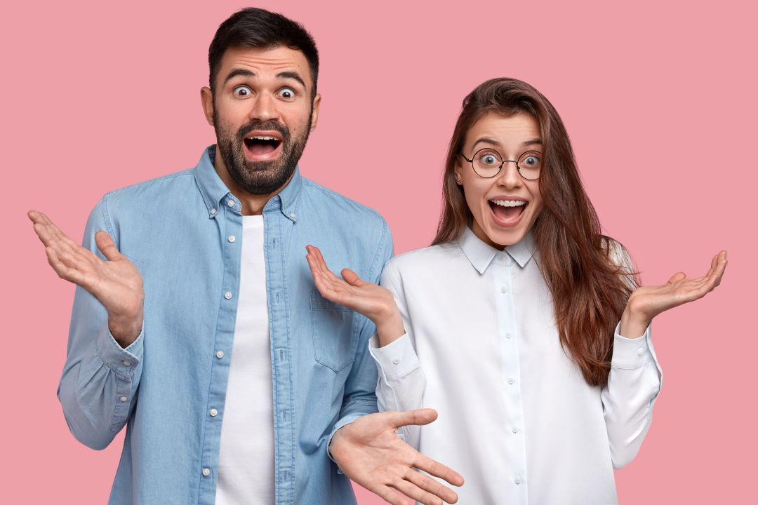 تفسير حلم الضحك مع شخص أعرفه في المنام