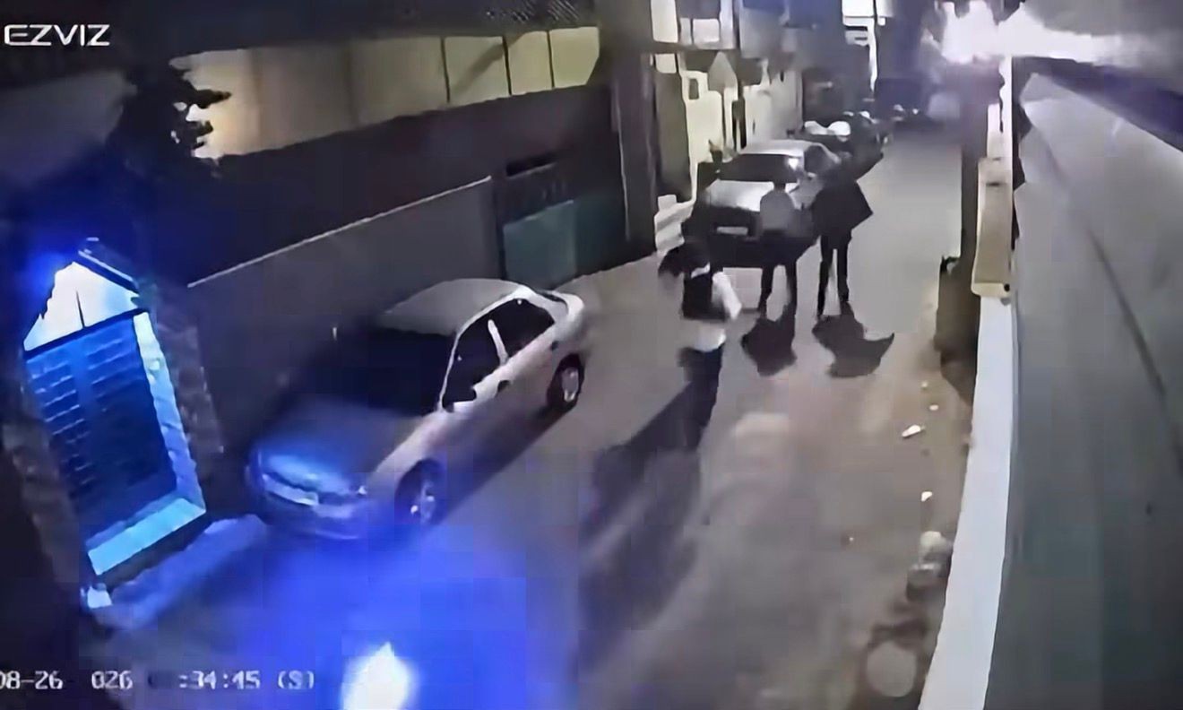 بالفيديو :مداهمة أمنية لتجار مخدرات في جبل الزهور