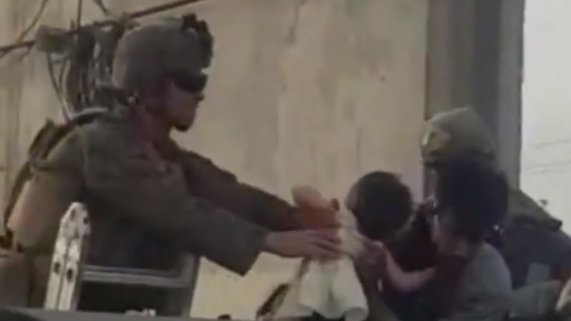 مشاهد الرعب تتواصل في كابل ..  رضيعة فوق جدار المطار  ..  فيديو 