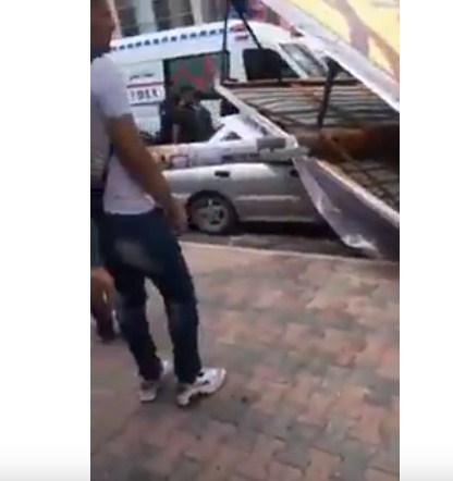بالفيديو  ..  (3) إصابات بحادثة سقوط لوحة اعلانية على عمال اثناء تركيبها في اربد