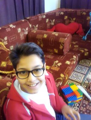 الطفل "جواد موسى الملاح" يطفئ الشمعه (11) من عمره