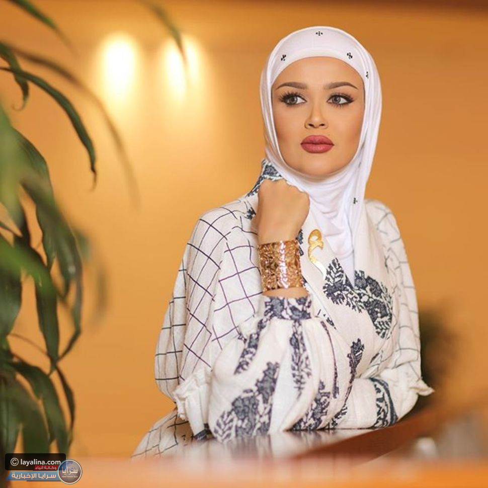 الفاشنيستا الكويتية  "مرمر " تخلع الحجاب وتنشر صورًا لها من دونه