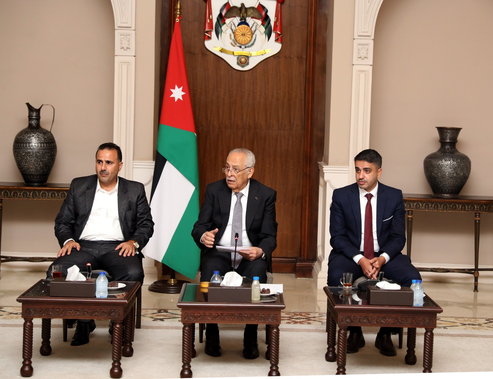 العيسوي يلتقي وفد من أبناء عشيرة المشاقبة