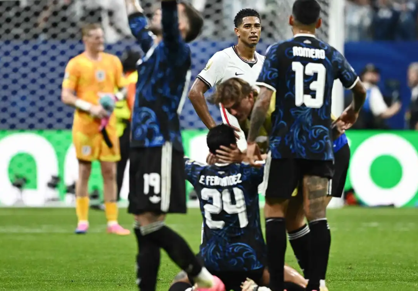  بيلينغهام يضرب لاعب الأرجنتين أثناء الاحتفال بهدف الفوز 