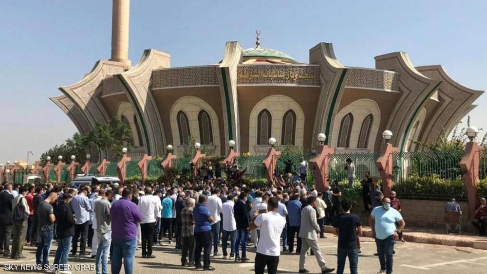 بالصور ..  دموع وذكريات النجوم في جنازة الفنان القدير محمود ياسين