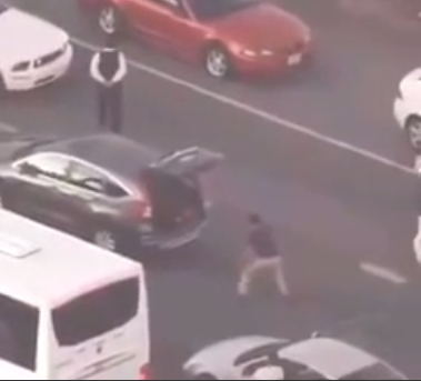 بالفيديو ..  شاهد ماذا فعل هذا الشاب لقتل الوقت في زحمة المرور