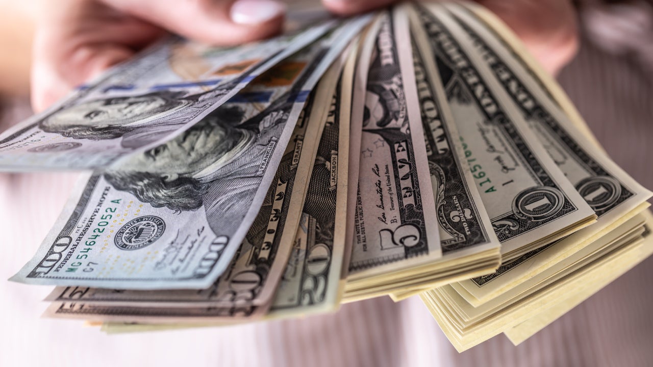 انتقام امرأة من متجر شهير  ..  جعلتهم يعدون 84 ألف بلا شراء