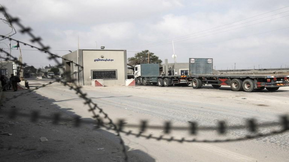 إعادة قرابة 7 آلاف عامل فلسطيني إلى غزة عبر معبر كرم أبو سالم بعد تعذيبهم