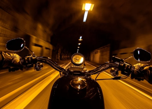 نصائح لقيادة الدراجات النارية ليلاً بأمان