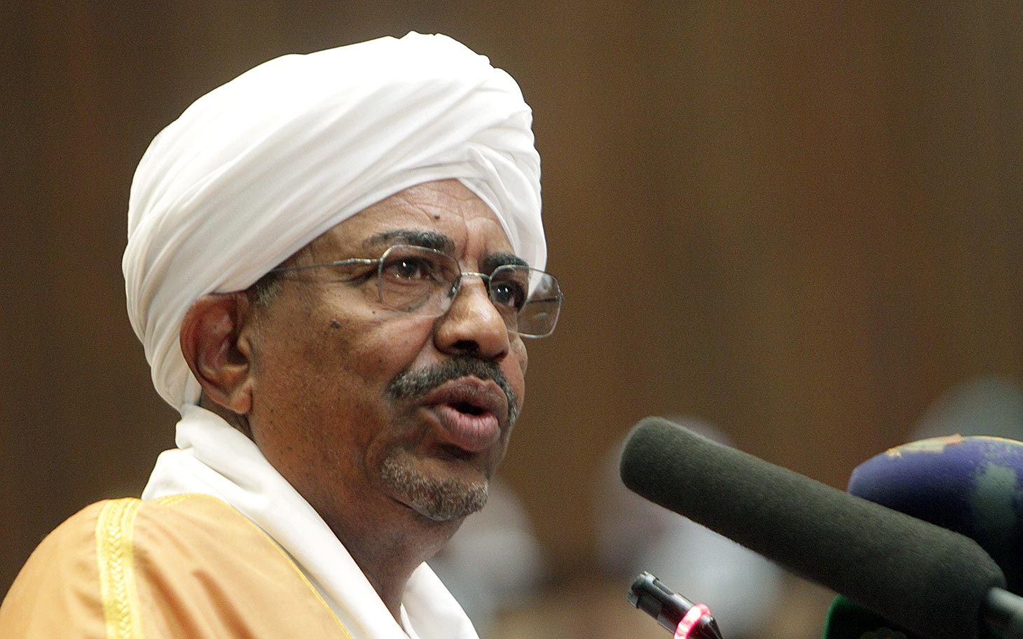 البشير يتعهد بالإفراج عن صحفيين معتقلين في السودان