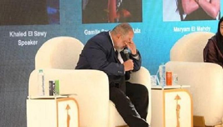 خالد الصاوي ينهار باكيا في تأبين سامح عبدالعزيز: «هو اللي قدمني»