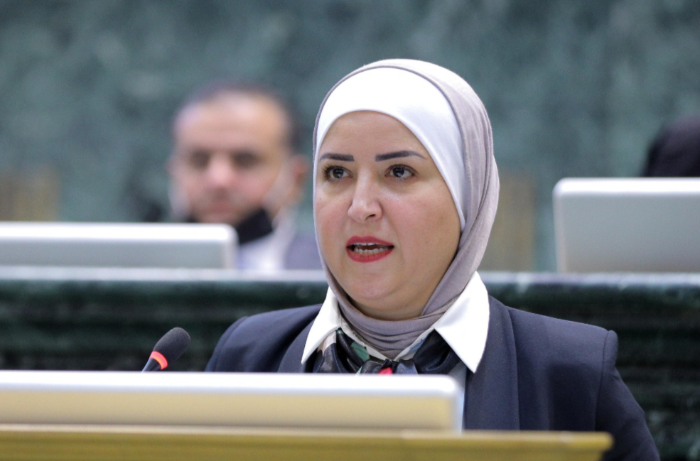 نائب تُطالب الخصاونة بالكشف عن المعيّنين خلال قانون الدفاع و قيمة رواتبهم 