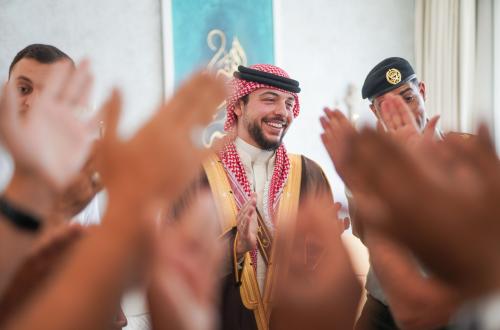 ما البدلة التي سيرتديها ولي العهد الأمير الحسين في حفل زفافه؟