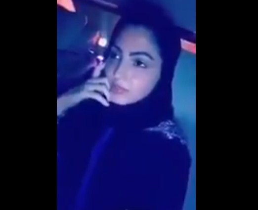 بالفيديو  ..  أول فتاة سعودية تحصل على رخصة قيادة  تصدم سيارتها بحادث سير