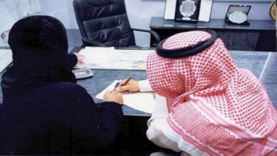 عشرينية تخلع زوجها الستيني بعدما أجبرها على العمل كخادمة في المنازل