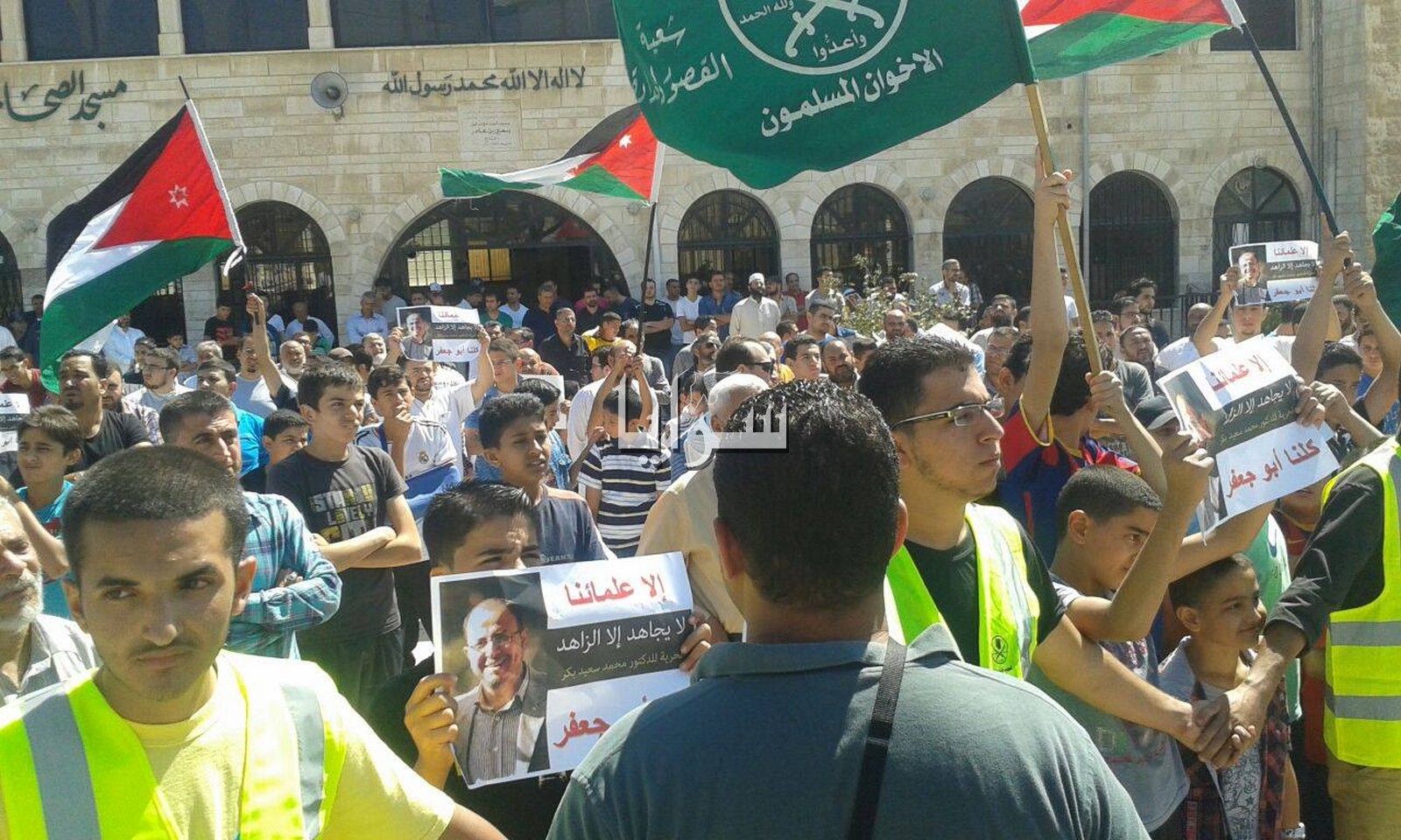 بالصور  ..  وقفة احتجاجية للمطالبة بالافراج عن  القيادي محمد بكر  في جبل القصور 