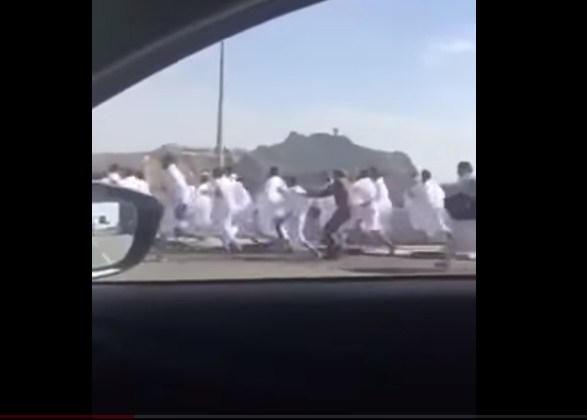 بالفيديو  ..  لحظة مطاردة الامن السعودي لحجاج مخالفين بعد محاولتهم التسلل الى منى 