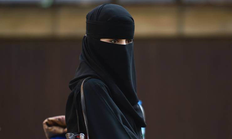 سائق باكستاني يتزوّج كفيلته السعودية ..  ويطالب بملايين الريالات من ثروتها!