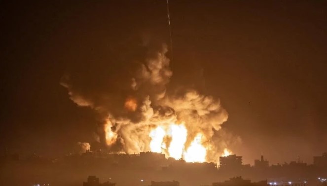 غارات للاحتلال على وسط غزة وإطلاق نار بمحيط "الشفاء"