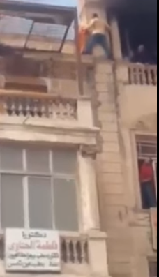 بالفيديو ..  إمرأة تسقط من الطابق الرابع بعد تأخر فرق الإطفاء