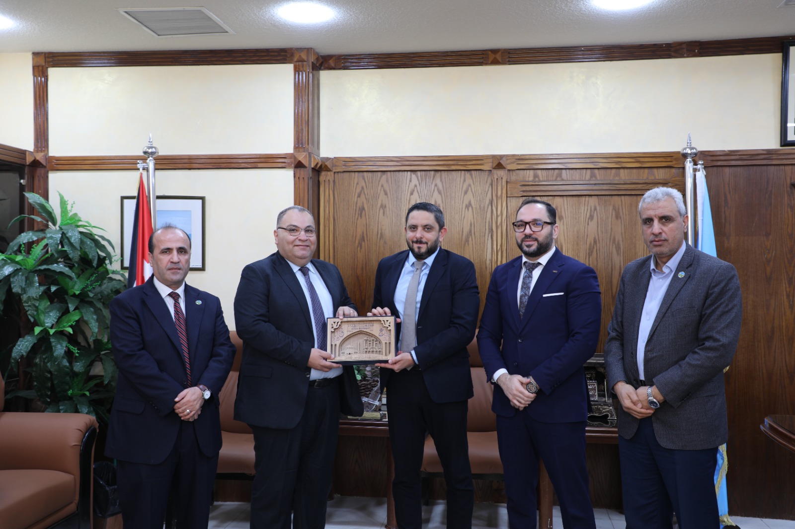 جامعة الزرقاء تستقبل وفدًا من مركز الملك عبدالله الثاني للتميز